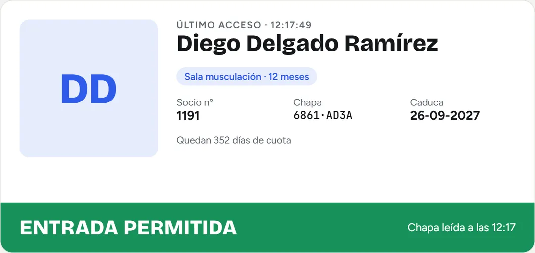 Detalle: ficha del socio que acaba de pasar la chapa con la franja verde «Entrada permitida»